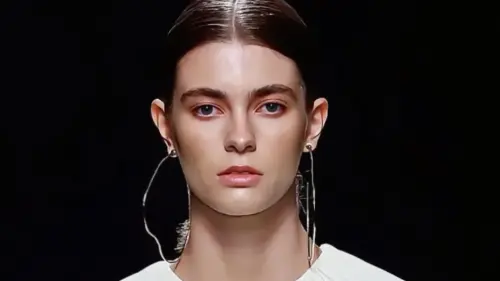 ▲克里斯蒂娜所屬公司已經第一時間下架她的所有照片。（圖／翻攝自YouTube）