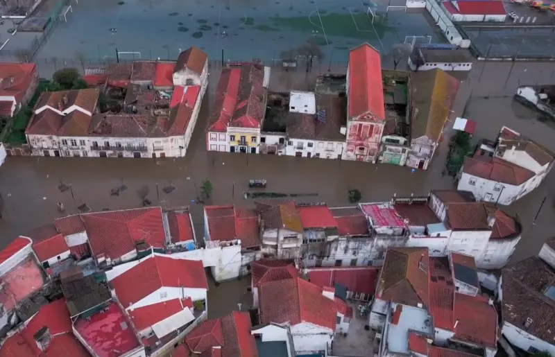 ▲歐洲的西班牙、葡萄牙等國，近日遭風暴吹襲，劇烈降雨造成多個地區淹水。（圖／截取自影片）