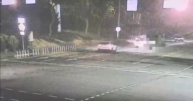 ▲ 高雄苓雅區中正路交流道北上匝道，6日深夜一名50歲男子徒步橫越便道時倒臥路中，3名駕駛閃避不及接連碰撞或輾過，男子當場死亡。（圖／翻攝畫面）