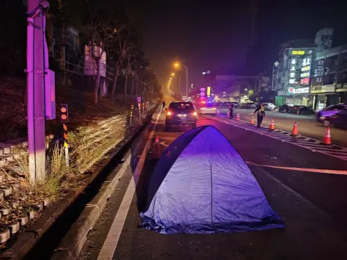 ▲ 高雄苓雅區中正路交流道北上匝道，6日深夜一名50歲男子徒步橫越便道時倒臥路中，3名駕駛閃避不及接連碰撞或輾過，男子當場死亡。（圖／翻攝畫面）