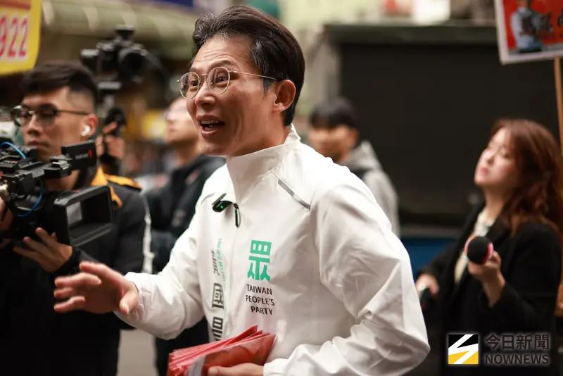 ▲民眾黨主席黃國昌至市場發春聯。（圖／記者葉政勳攝，2026.02.07）