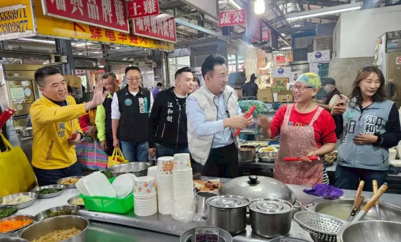 ▲江啟臣今早到霧峰市場發放春聯，國民黨立委顏寬恒、民眾黨市議員江和樹全程陪同。（圖／江和樹提供，2026.02.07）