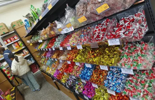 ▲各縣市的食品行、零食餅乾批發商也是春節買糖果零食的好去處！價格都非常公道，比年貨大街便宜非常多，款式也非常多元。（圖/台南百興隆食品行Google評價）