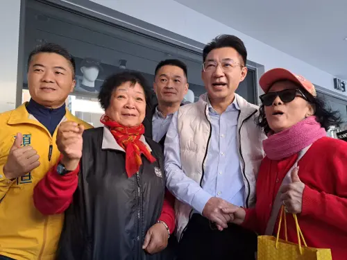 ▲江啟臣到霧峰市場發放春聯，受到婆婆媽媽歡迎。（圖／讀者提供，2026.02.07）