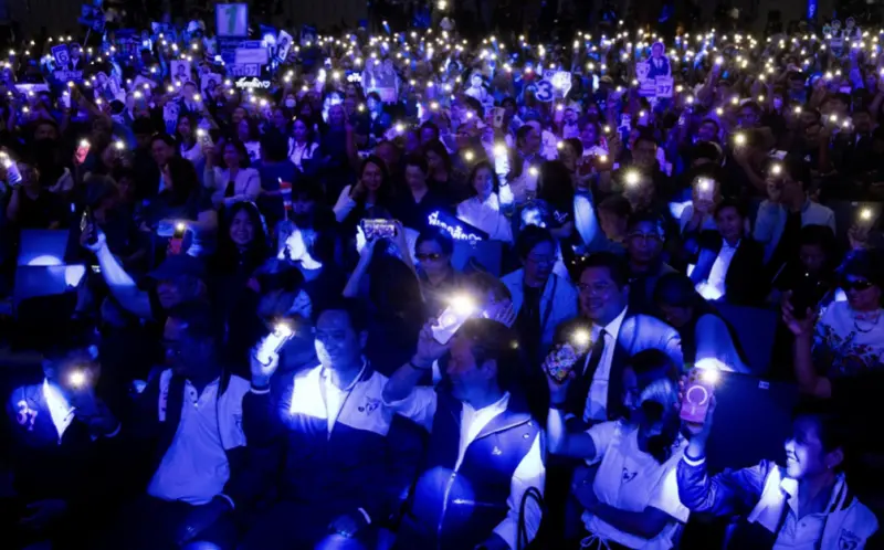 ▲泰自豪黨在曼谷舉辦選前造勢，總理阿努廷（Anutin Charnvirakul）領軍藍衣支持者高舉手機燈海。（圖／路透社／達志影像）