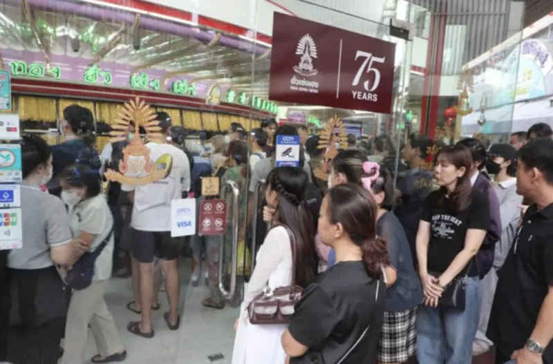▲曼谷知名金行門口擠滿排隊人潮，民眾搶購黃金避險，在通膨壓力與地緣政治不確定性升高下，黃金再度成為市場關注焦點。（圖／翻攝自The Thaiger）