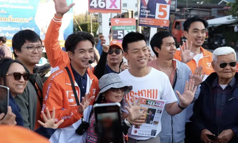 ▲人民黨黨魁納塔蓬（Natthaphong Ruengpanyawut）帶領團隊走入街頭掃街拜票，與民眾合照互動，爭取選前最後關鍵支持。（圖／翻攝自人民黨清邁區臉書）