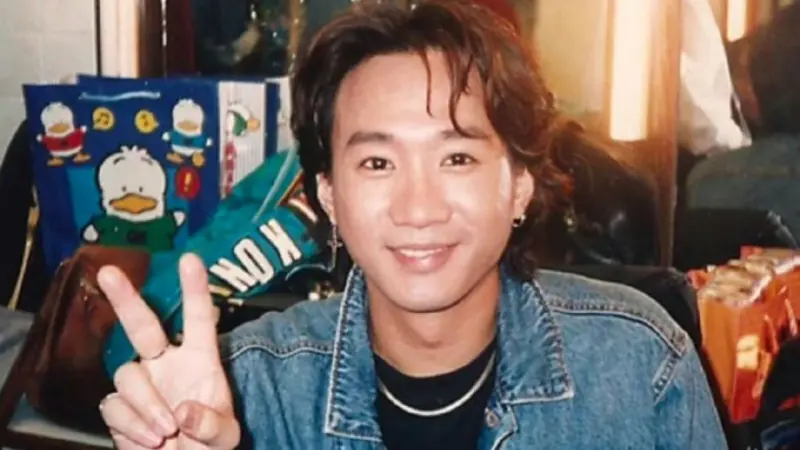 ▲《豆腐媽媽》演員發生墜樓意外，Beyond主唱黃家駒（如圖）早年玩遊戲跌落高台，後腦撞地昏迷6天身亡。（圖／翻攝自微博）