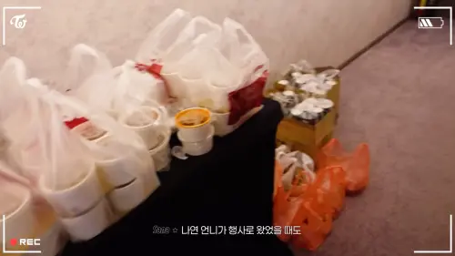 ▲子瑜媽媽買了一堆夜市美食，送進TWICE下榻的飯店裡。（圖／翻攝自TWICE YouTube）