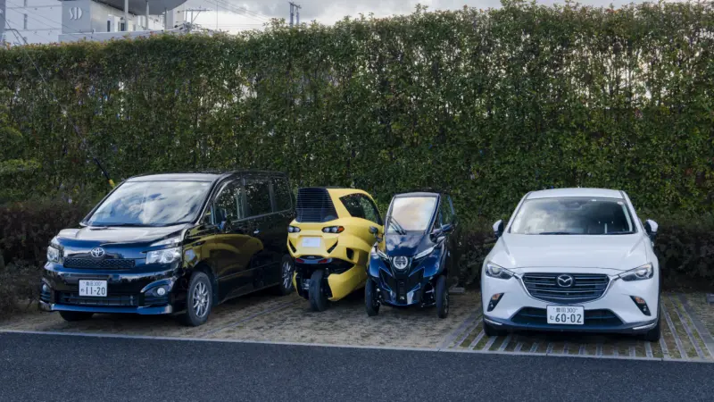 ▲一張圖看懂網友戰點！Lean3 雖然車身迷你，但停在標準汽車格內顯得相當「空曠」。這也引發兩派論戰：究竟是節省空間的通勤神器，還是浪費車位的道路孤兒？（圖／翻攝自Lean Mobility臉書）