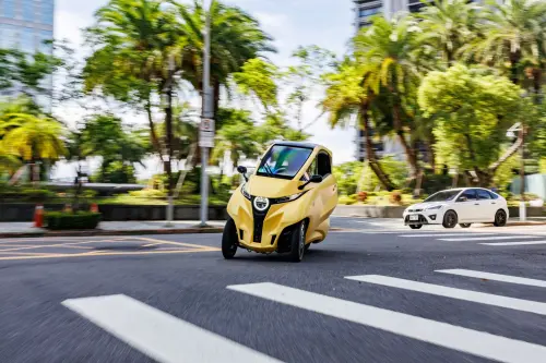 ▲Lean3 實際上路時與一般轎車的比例對比。雖然具備封閉座艙，但面對混合車流時的安全性與路權限制，仍是網友認為「不如買中古車」的主因。（圖／翻攝自Lean Mobility臉書）