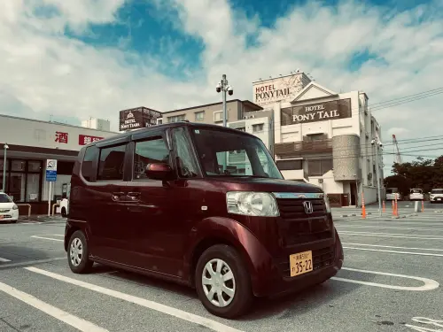 ▲國人去沖繩最愛租的 K-car（圖為 Honda N-BOX），擁有標誌性的黃牌與魔術大空間，卻因台灣驗車法規與成本問題，成為「看得到買不到」的夢幻神車。（圖／翻攝自Threads）