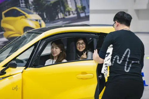 ▲別看它小！Lean3 實測採前後串聯座位，確可容納兩名成人（圖為實車乘坐示範）。這也回應了部分網友對於「花 30 萬買這台能不能載人？」的質疑。（圖／翻攝自Lean Mobility臉書）