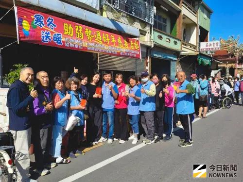 里港鄉寒冬送暖　宮廟善士發紅包物資助弱勢
