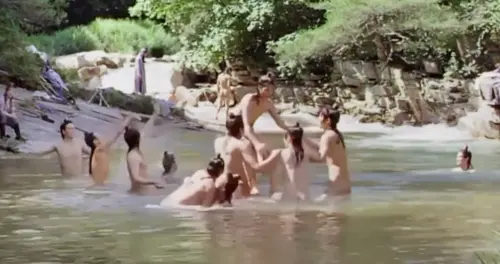 ▲當年出道沒有話語權的新人宋仲基，在《霜花店：朕的男人》還有裸體河邊洗澡的戲份。（圖／《霜花店：朕的男人》劇照）