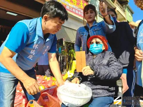 ▲受助長輩開心領取紅包與物資，臉上笑容成為寒冬裡最溫暖的風景。（圖／記者莊全成攝，2026.02.07）