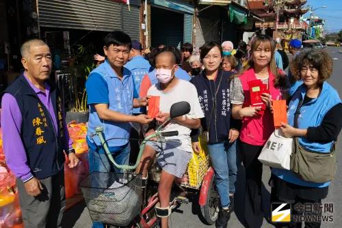 ▲活動準備100份年菜及生活物資用品，紅包600元100份、2000元95份。（圖／記者莊全成攝，2026.02.07）