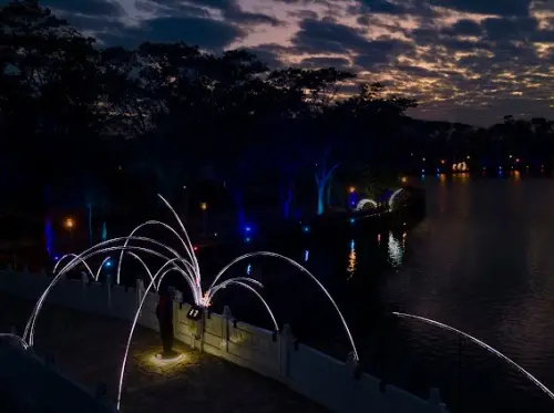 ▲2026新營波光節」以「藝術與土地共生」為核心，透過光影介入天鵝湖自然環境。（圖／取自新營區公所臉書https://www.facebook.com/Tainan.Xinying）