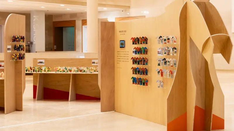 ▲高美館《感動馬》展場空間以「童玩紙卡榫」為設計靈感，展現馬既親和又自由奔放的力量。（圖／學學文化創意基金會提供）