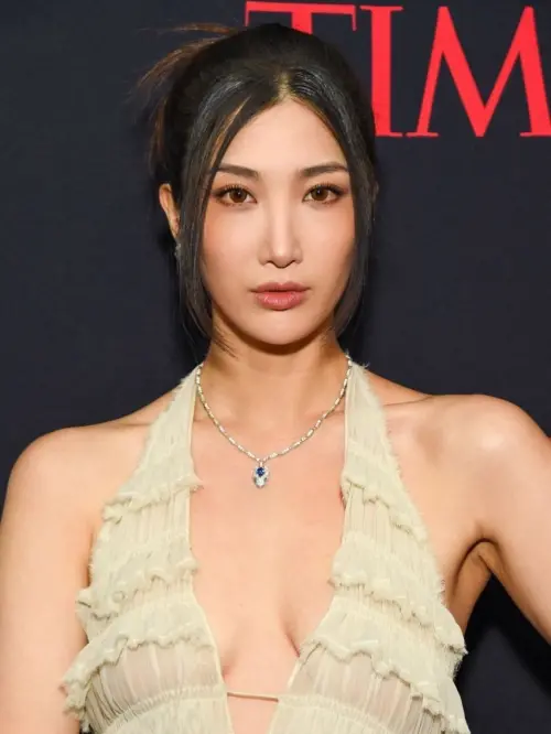 ▲EJAE曾是SM練習生，離開後轉幕後工作，以《Kpop 獵魔女團》主角Rumi的歌聲〈Golden〉爆紅全球，如今身分再升級，11月甜嫁Sam Kim成為人妻。（圖／IG@ejae_k）