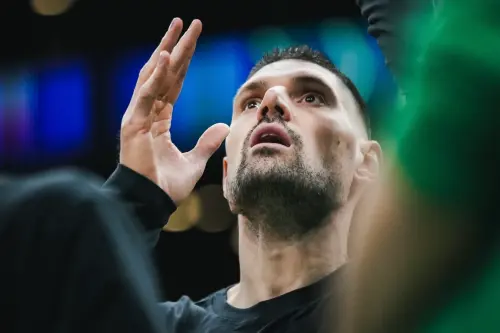 ▲魔術補進中鋒武切維奇（Nikola Vucevic）與2026年選秀第51順位新秀尼爾森（Izaiyah Nelson）。（圖／取自塞爾提克IG）