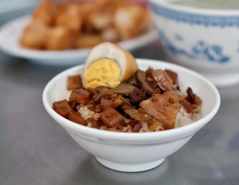 ▲高雄鹽埕區「琴姐土魠魚粥香菇肉燥飯」除了土魠魚粥，獨特做法的香菇肉燥飯更是受到老饕喜愛。業者公布將只營業到明（8）日。（圖／記者葉盛耀攝）