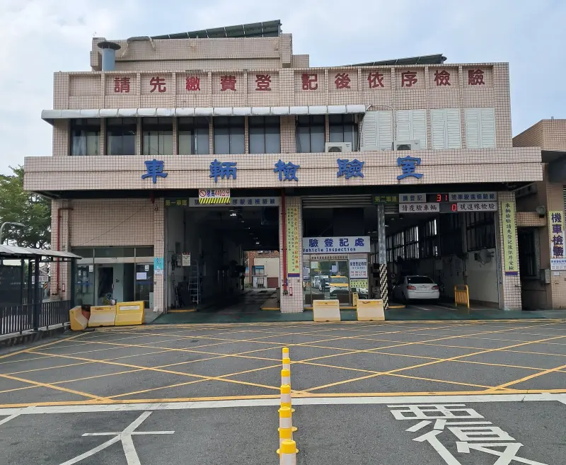 ▲為避免車輛逾期檢驗，監理站提醒請車輛定檢日將屆(行照指定檢驗日前後1個月內；出廠逾10年之營業大客車、高壓罐槽車，應於指定檢驗日前1個月)之車主，預先安排汽車定期檢驗以免受罰。（圖／高雄區監理所）