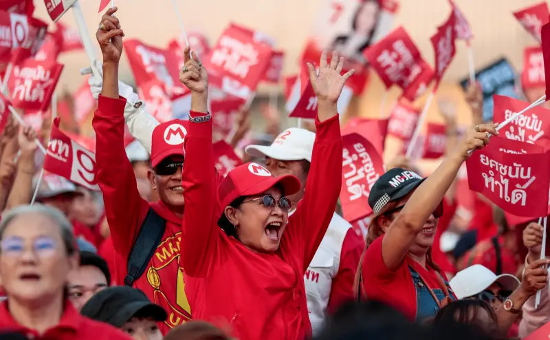 ▲泰國本週末將迎來大選。圖為在街頭為心儀政黨及候選人造勢的群眾。（圖／路透／達志影像）