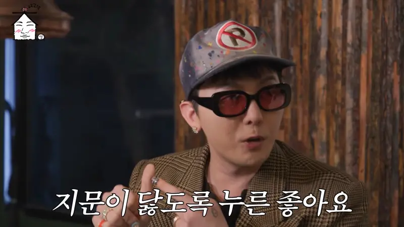 ▲GD（如圖）承認很愛按IG讚，而且是沒有標準的給愛心，導致曾手滑誤按Jennie讚，笑喊「我很常失誤～按到指紋都平了」。（圖／YouTube/@ZIP_DS）