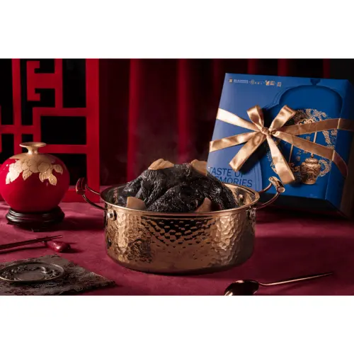 ▲「黑蒜頭烏骨雞湯」以故宮「明 嘉靖 紅地黃彩雲龍紋蓋罐」為設計。（圖／故宮提供）