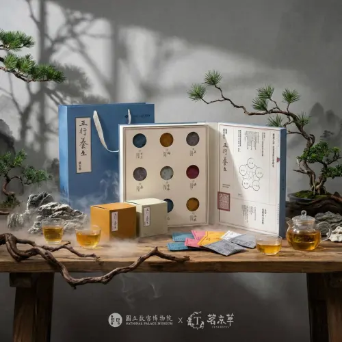 ▲故宮與茗京粹推出的「五行養生飲禮盒」，以五行養生茶書為概念，打開是書本內頁的感覺，並將茶包陳列設計成九宮格。（圖／故宮提供）