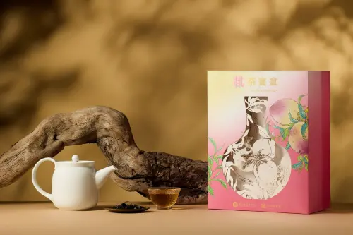 ▲故宮與桃園市政府推出「桃茶寶盒」以故宮典藏〈清 粉彩蟠桃天球瓶〉為靈感，巧，融合故宮百年文化底蘊與桃園百年茶香。（圖／故宮提供）