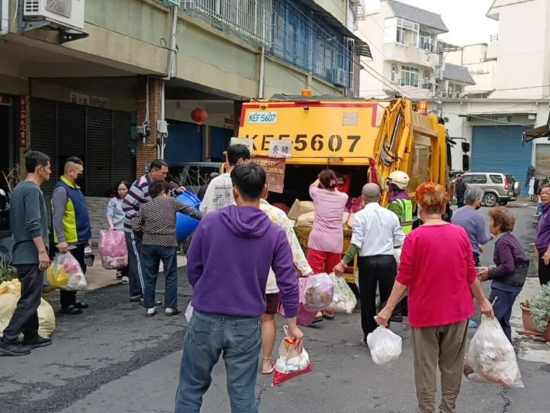 ▲2026 春節連假將至，大掃除後的垃圾量驚人。今年部分縣市停收時間高達 5 天，建議民眾儘早規劃清理時程，避免垃圾堆積家門。（圖／翻攝自高雄市環保局臉書）