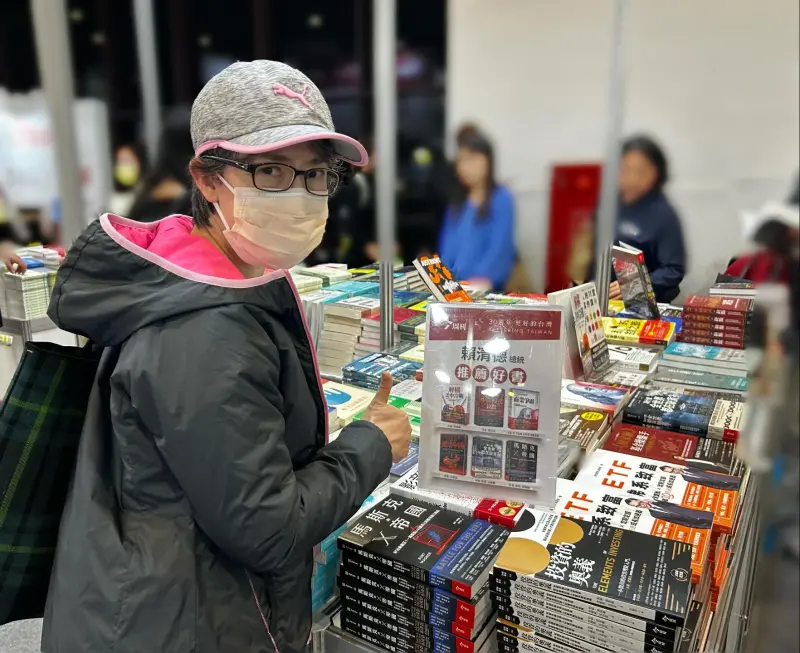 ▲副總統蕭美琴近日變裝現身2026台北國際書展。（圖／翻攝自蕭美琴Threads）