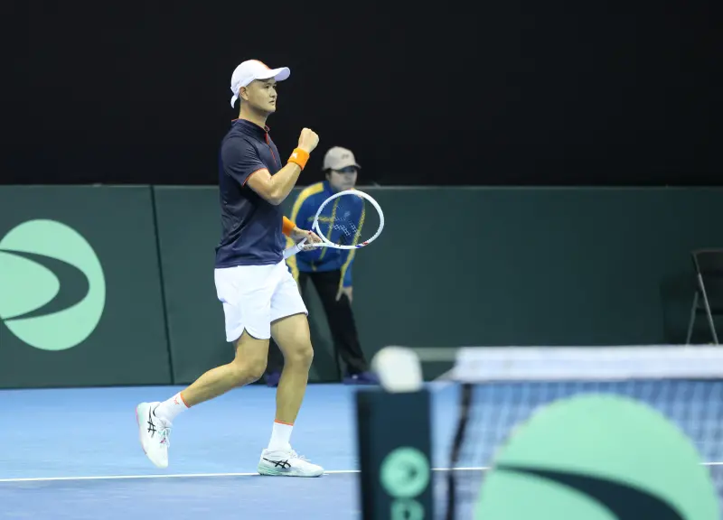 ▲2026年台維斯盃（Davis Cup）今（7）日在台北市網球中心正式開打。首日兩場單打賽事高潮迭起，中華隊率先靠著吳東霖穩定發揮搶下開門紅。（圖／海碩整合行銷提供）