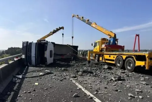 國3又一起車禍！屏東長治路段聯結車翻覆　砂石撒滿全線車道
