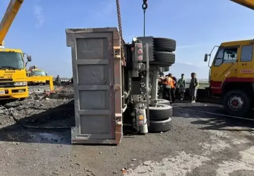 ▲ 國道三號北向402.4公里7日上午發生砂石車翻覆事故，51歲蘇姓駕駛疑操作不當失控，車輛占用全線車道、砂石散落，駕駛輕傷送醫。（圖／翻攝畫面）