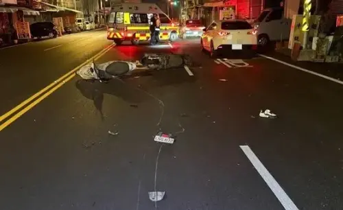 ▲ 嘉義中埔7日清晨汽車追撞機車釀78歲老翁不治，肇事駕駛逃逸未處置現場，導致另一名騎士閃避不及撞上倒地機車受傷，警方7小時後逮人，酒測0.27毫克、毒品快篩陽性。（圖／翻攝畫面）