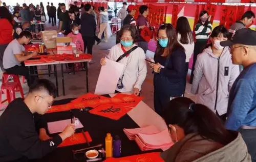 ▲台灣中油公司石化事業部舉辦迎新贈春聯活動，邀請7位書法老師現場揮毫，免費致送春聯給林園地區鄉親，與民眾一同感受濃厚的新春氣息。(圖／中油石化事業部提供)