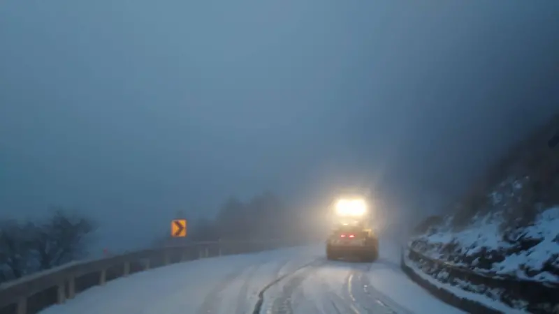 ▲追雪要記得做好禦寒準備、安裝雪鏈，在雪地中開車也有避免打滑的小技巧，今晚想上山追雪先筆記。（示意圖／取自南投縣政府警察局仁愛分局FB）