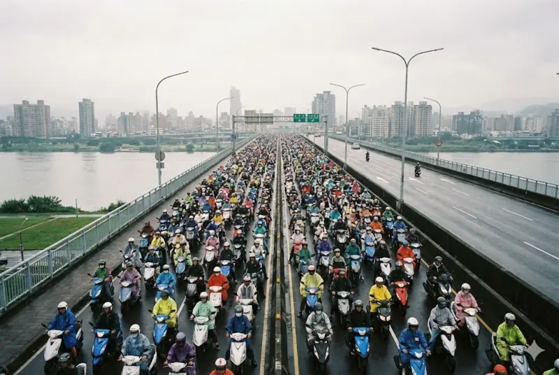 ▲每年1月通常都是機車銷售淡季，掛牌數總是會少一些，今年第一個月份總計掛牌數突破5萬7000輛。（圖/Gemini AI生成/記者張嘉哲監製）