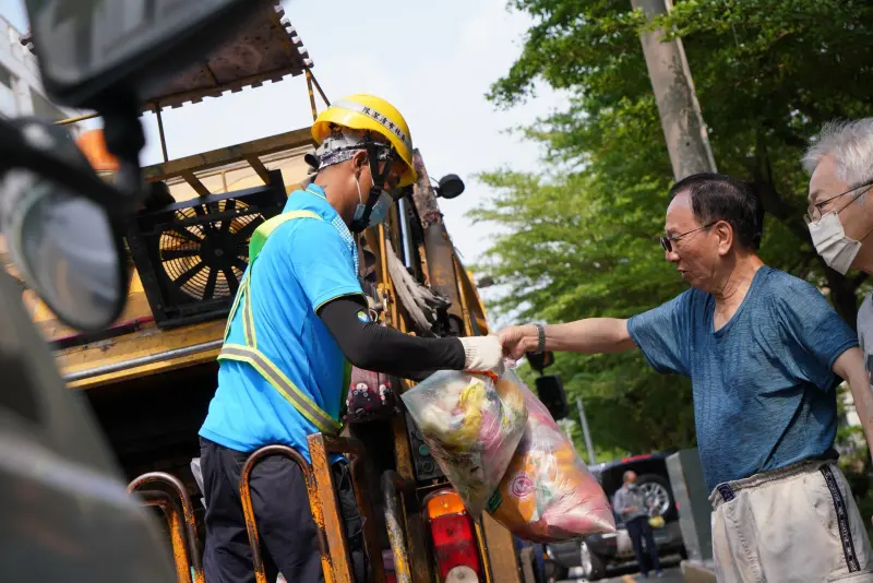 ▲春節連假倒數，家家戶戶把握年前最後一個週末進行大掃除衝刺！特別留意明（15）日小年夜雖逢週日，但六都皆祭出「加班收運」福利助民眾清運；除夕當天全台則普遍提早至傍晚收班，請民眾務必掌握最後時機清空家中垃圾。（示意圖／員林清潔隊提供）