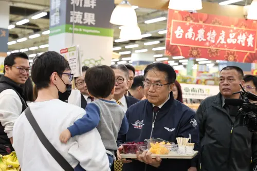▲黃偉哲向北部消費者推銷來自台南的優質農漁畜產品。（圖／南市府提供）