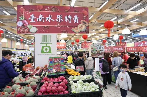 ▲活動現場除新鮮水果外，也同步展出多款台南特色農漁加工品。（圖／南市府提供）