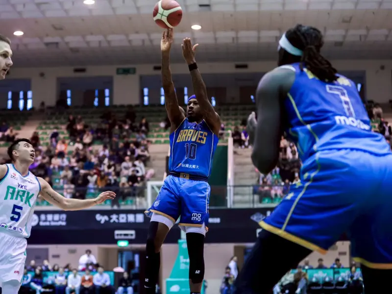 ▲洋將古德溫在第四節開賽不久情緒失控，連續領到違反運動精神犯規與技術犯規，遭到驅逐出場。古德溫離場前甚至對場中怒噴口水，離譜行徑引發全場噓聲。（圖／富邦勇士提供）