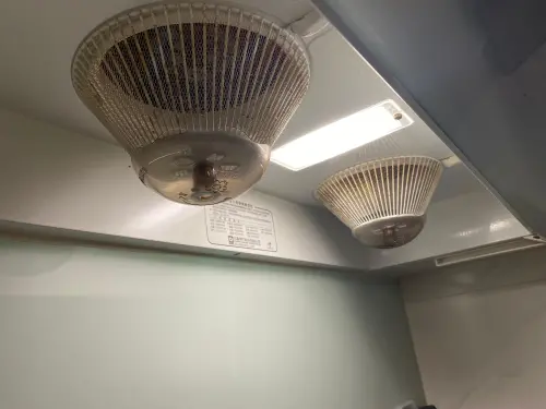 ▲社團網友熱議的「噴灑清潔法」，主要針對卡在抽油煙機內部、難以拆卸的風扇葉片與濾網進行清潔。（圖／記者徐銘穗攝）