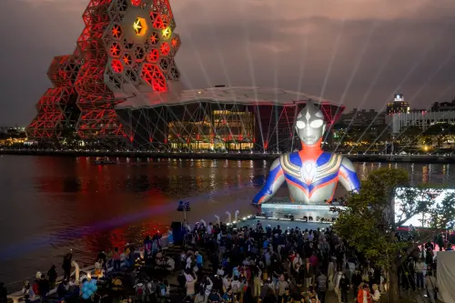 ▲高雄燈會「冬日遊樂園」今日開幕，兩座巨型超人力霸王水上氣膜現身愛河灣，高雄流行音樂中心現場擠爆人潮。（圖／高雄市觀光局提供www.facebook.com/khh.travel/）