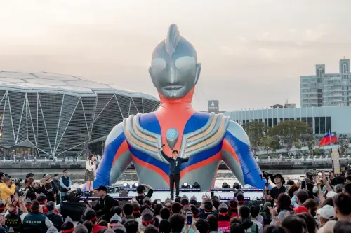 ▲高雄冬日遊樂園今日開幕，開幕儀式現場-流行音樂中心擠滿民眾。（圖／高市府觀光局提供www.facebook.com/khh.travel/）