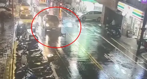 ▲基隆新豐街6日晚間發生行人事故，賴姓女子駕車疑因視線不佳，未注意行人穿越道上的劉姓男子而撞上，所幸劉男僅受輕傷未就醫。（圖／翻攝畫面）