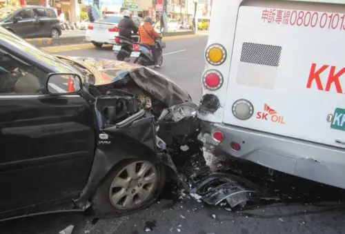 停靠區遭追撞！台中北區轎車撞公車　車頭幾乎全毀、10名乘客受驚
